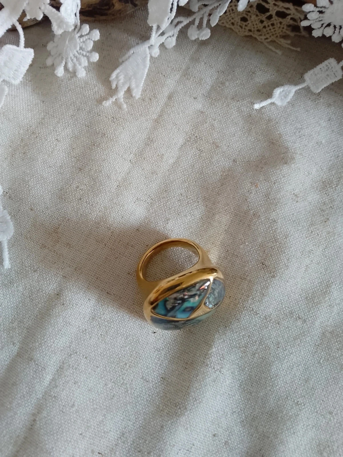 Anel de aço dourado e pedras de abalone – photo 2